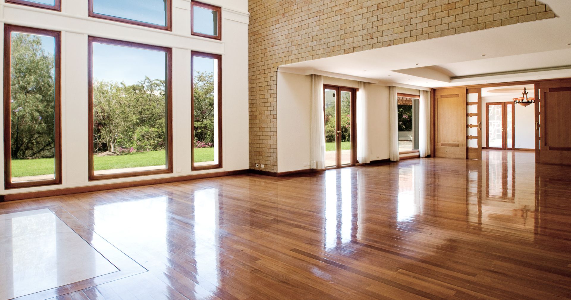 Großer unmöblierter Raum mit Parkett