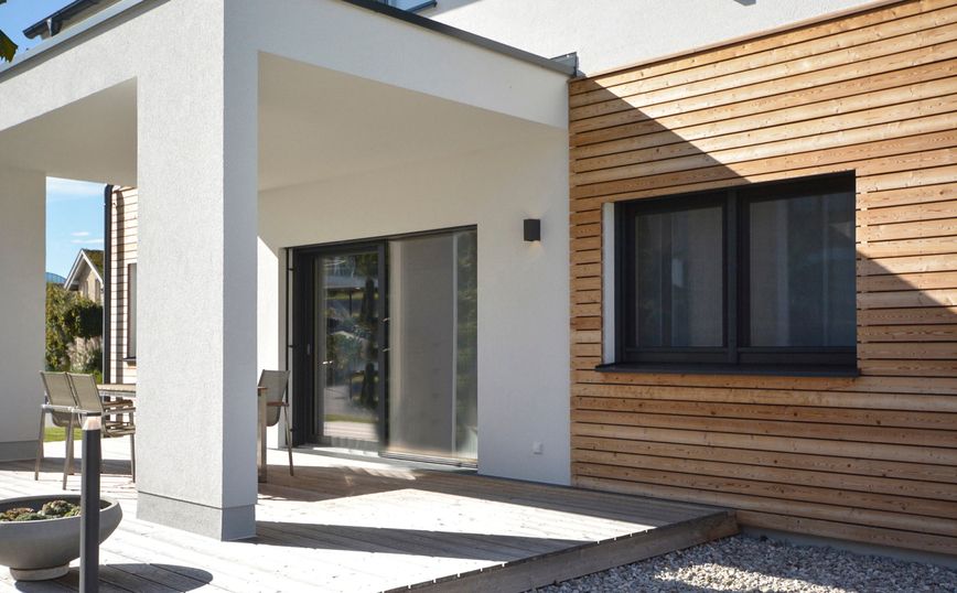 Hauseingang mit Eingangstür und Fenstern